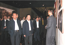 吳官正參觀周恩來(lái)紀(jì)念館